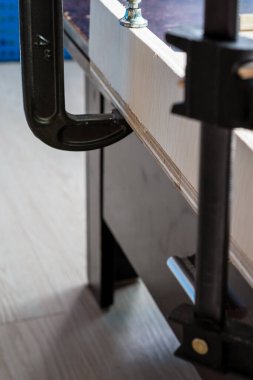 Ahşap çalışıyor. Kaliteli kereste, kullanıma hazır. Keresteye tutunan c-klemp.