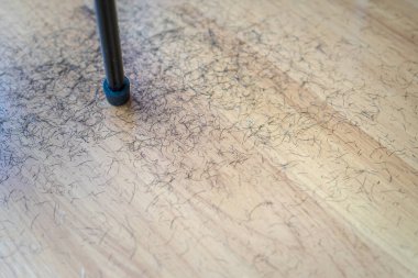 Yerde siyah bir sakal var. Yakın çekim, seçici odaklanma.