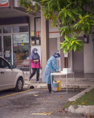 Bangi, Malezya - 13 Temmuz 2021 Yerel bir klinikten alınan hızlı test kiti programında bireylerden alınan COVID-19 numunesi.