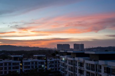 Bangi, Malezya - 14 Haziran 2021 Bandar Seri Putra yakınlarında günbatımının güzel manzarası.