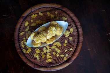 Masada ev yapımı mısır gevreği kurabiyeleri var.