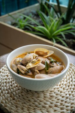 Acılı tereyağlı krema, masada bir kasede servis edilir..