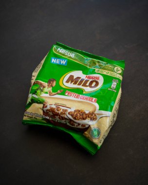 Kuala Lumpur, Malezya - Mar 2021: Milo protein granola yulaf ve buğday paketi. Milo, Nestle 'nin bir ürünü..