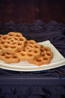 Geleneksel Malezya kurabiyeleri. Bayram Fitr, Kurban Bayramı ve Ramadhan için Kuih Loyang olarak bilinir..