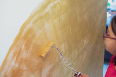 Duvardaki altın rengi paten resminin bulanık fotoğrafı..