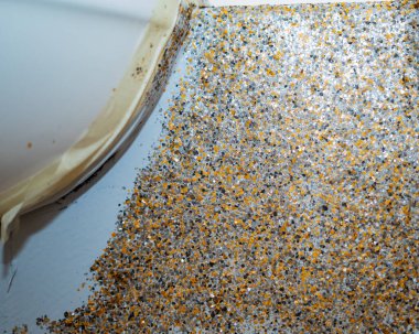 Renkli pullu döşeme döşemesi. Kapat. Renkli pullar pratik olduğu kadar reçine döşemeyi de güzelleştirir..