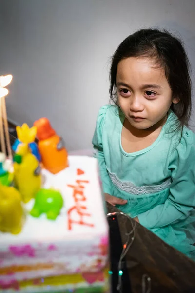 Bonito Choro Menina Comemorando Aniversário Criança Infeliz Sem Motivo Interior — Fotografia de Stock