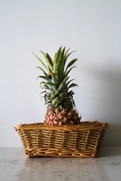 Unico Ananas Intero Parete Bianca Sfondo Tavolo Marmo — Foto Stock