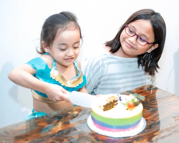 妹がケーキを切っているのを見てうれしい 隔離中の家族と家で誕生日を祝う — ストック写真