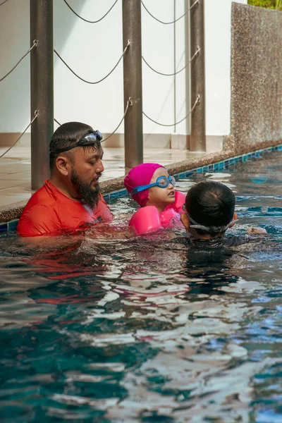 快乐活跃的家庭父亲和可爱的女儿可爱的蹒跚学步的小女孩在游泳池里玩耍 享受暑假 — 图库照片