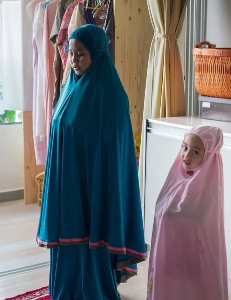 Crianças Muçulmanas Rezando Casa Aprender Rezar Pela Menina Criança Feliz — Fotografia de Stock