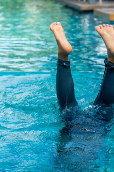 Pieds Envers Depuis Piscine Summe Vacances Amusantes — Photo