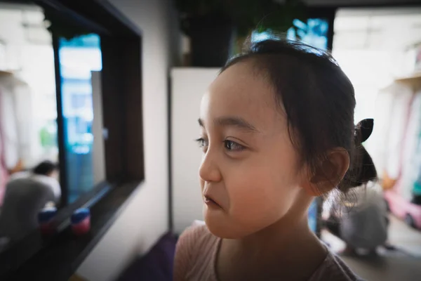 Menina Fazendo Caras Engraçadas Bonitos Espelho Vista Traseira — Fotografia de Stock