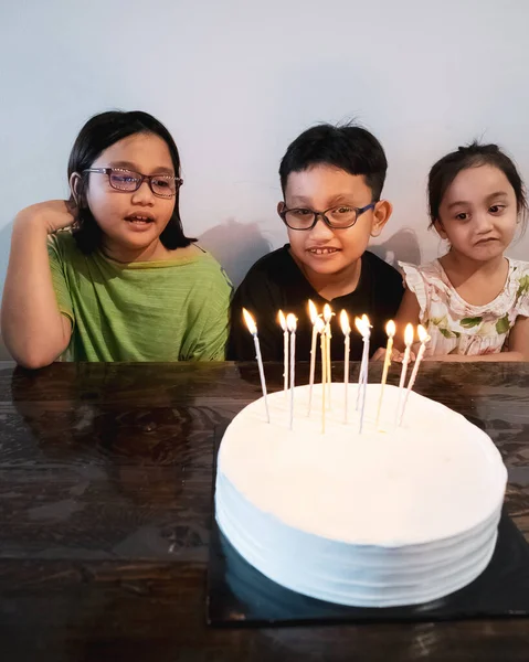 3人の子供 兄弟は隔離中に家で一緒に誕生日を祝っている — ストック写真