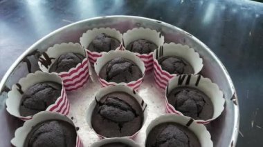 Tepsideki çikolatalı kekleri yakınlaştır.