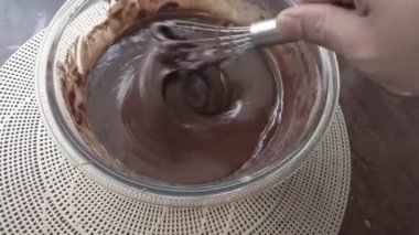 Çikolatalı kek hamuru ya da hamuru el mikseriyle karıştırmanın en iyi görüntüsü. Yemek hazırlama. Yakın görünüm