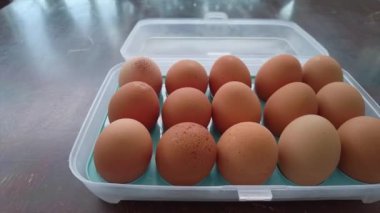 Yumurta kutusunu aç taze çiğ tavuk yumurtası. Yavaş çekim
