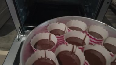 Kek ya da kek hamurunu fırına koyuyorum..