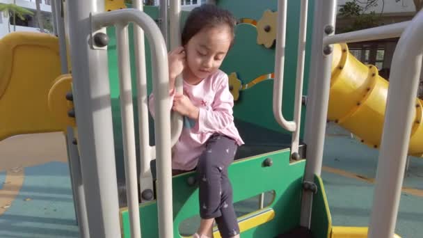 Szomorú Magányos Gyerek Zárt Játszótér Közelében Karantén Miatt Ázsiai Kislány — Stock videók