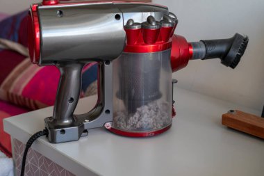 Elektrikli süpürgeyi tozla kapat. Aşırı ev temizliği.