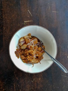 Kızarana kadar soğanla kızartılmış dondurulmuş et ya da hançer perkasam. Geleneksel Malezya yemekleri.