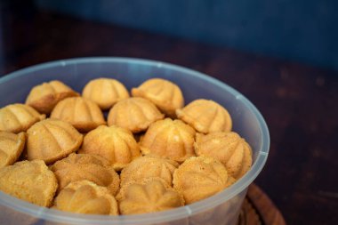 Kuih Bahulu, baulu ya da bolu konteynırda. Özel alüminyum kalıplarda pişirilen sünger keki popüler Malezya ve Endonezya 'da Asya geleneği olarak bilinir..