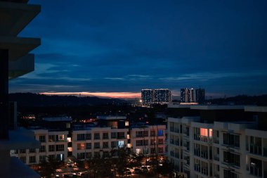 Bangi, Malezya - 18 Mayıs 2021 Güneydoğu şehri yakınlarında dramatik gün batımı. Alacakaranlık mavi saati.