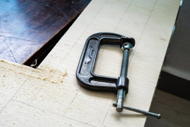 Ahşap çalışıyor. Kaliteli kereste, kullanıma hazır. Keresteye tutunan c-klemp.