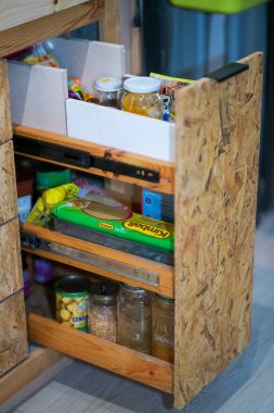 Kuala Lumpur, Malezya - 11 Temmuz 2021 Yiyecek dolu rafları sökün.