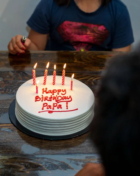 お父さんの誕生日ケーキはテーブルの上に Happy Birthday Papa と書いてあります ケーキの上でろうそくを燃やす — ストック写真