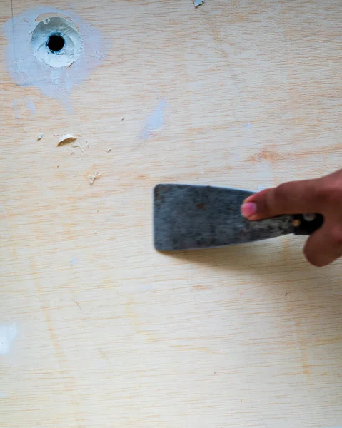 Superficie Madera Mano Con Herramienta Rascadora Con Pintura Blanca Raspada — Foto de Stock