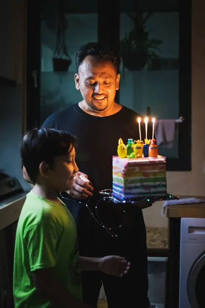 Papa Hält Kuchen Mit Brennenden Kerzen Für Kindergeburtstagsüberraschung Hause — Stockfoto