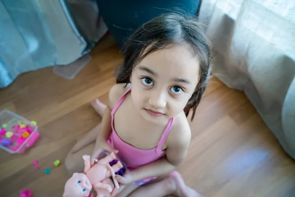 Menina Está Sentada Chão Sala Estar Brincando Com Brinquedos — Fotografia de Stock