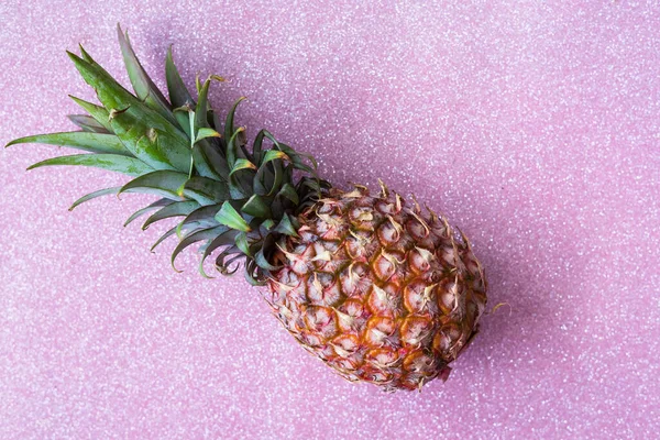 Piña Entera Sobre Fondo Dorado Rosado —  Fotos de Stock