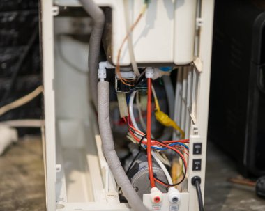 Evde su filtresi değiştiriliyor.