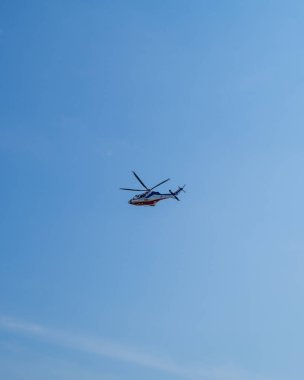 Bandar Seri Putra, Malezya - 3 Haziran 2021 Polis helikopteri hareket kontrol emri sırasında şehir üzerinde manevra yaptı.