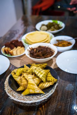 Ramazan ve Bayram boyunca geleneksel Malay Gıda ve Kurabiyeleri. Hari Raya Aidilfitri. Ketupat, rendang, lemang, dodol, biskut.