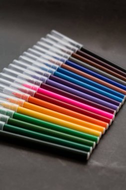 Koyu arkaplanda renkli işaretler var. Eğitim, öğrenim, yaratıcılık, sanat ve zanaat kavramı.