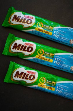 Kuala Lumpur, Malezya - Mar 2021: Milo Activ Go Plus Fiber 3 in 1 kese daha az şeker. Milo, Nestle 'nin bir ürünü..