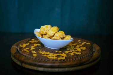 Tahta arka planda ev yapımı Cornflake kurabiyeleri..