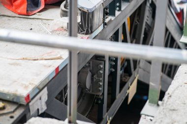 Yürüyen merdivenin inşaatı. Taşıma mekanizmasının büyük vitesi.