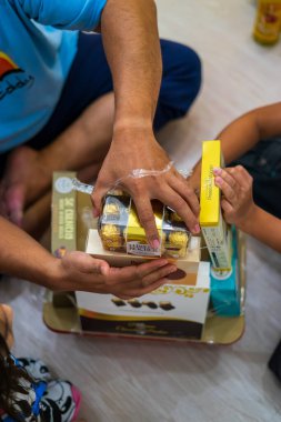 Kuala Lumpur, Malezya - 3 Mayıs 2021: Aidilfitri Aile Açılışı, Malezya 'da çeşitli yiyecekler ile süslenmiş büyük engeller.