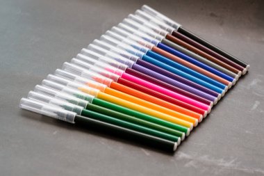 Koyu arkaplanda renkli işaretler var. Eğitim, öğrenim, yaratıcılık, sanat ve zanaat kavramı.