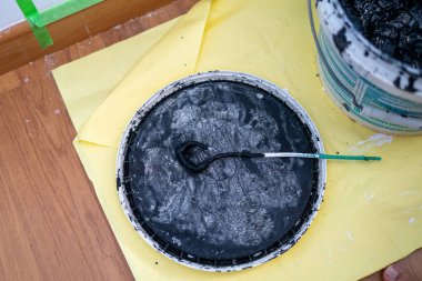 Siyah boyayı karıştırmak için kullanılan metal..