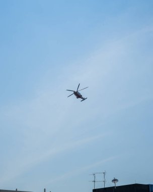 Bandar Seri Putra, Malezya - 3 Haziran 2021 Polis helikopteri hareket kontrol emri sırasında şehir üzerinde manevra yaptı.