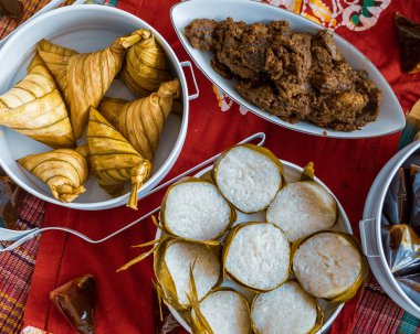 Ramazan ve Bayram boyunca geleneksel Malay Gıda ve Kurabiyeleri. Hari Raya Aidilfitri. Ketupat, rendang, lemang, dodol, biskut.
