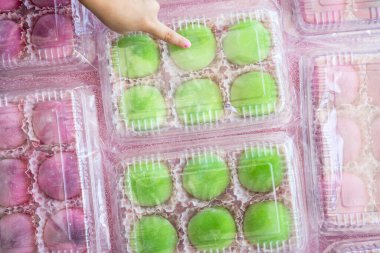 Japon tatlısı renkli mochi paketler içinde..