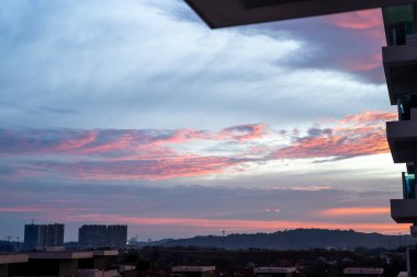 Bangi, Malezya - 14 Haziran 2021 Bandar Seri Putra yakınlarında günbatımının güzel manzarası.