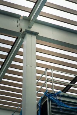 Binanın dışındaki modern çatı güneşliğinin düşük açılı görüntüsü.