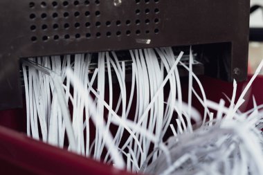 Makineden kağıt öğütme kağıtları geliyor. Güvenlik belgeleri yok ediliyor.